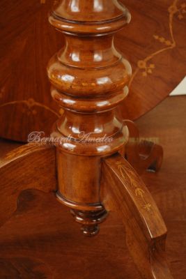 Tavolino in legno di noce con piano intarsiato diametro 80 cm